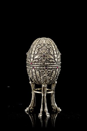 Uovo in argento dorato e cabochons, decorato con aquile imperiali bicipiti...