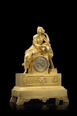 ANONIMO, FRANCIAPendola in bronzo dorato decorata a figura femminile...