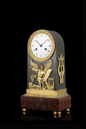 ANONIMO, FRANCIAPendola in bronzo dorato e brunito con base in marmo...