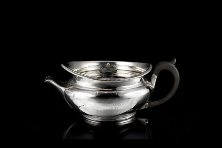Teiera in argento con corpo di forma circolare leggermente schiacciato e...