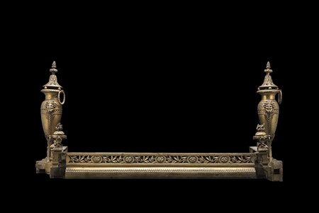 Ringhiera da camino in bronzo con ai lati vasi decorati con figure grottesche...