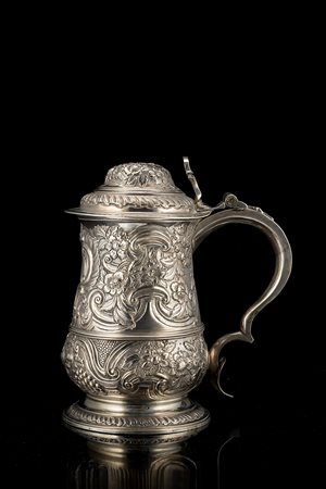 Tankard in argento con corpo a balaustro e coperchio a cupola bombata,...