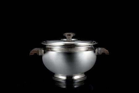 Zuppiera in argento di forma circolare e superficie liscia, con coperchio...