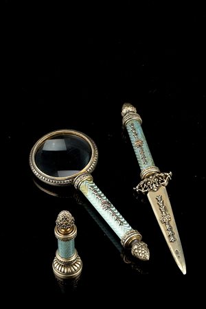 Set da scrivania in argento dorato e smalto traslucido verde/azzurro composto...