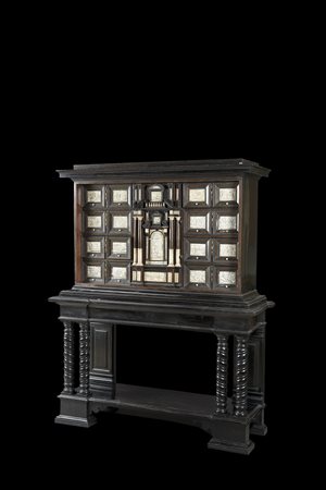 Monetiere in palissandro ed ebano con fronte a cassetti e anta centrale di...