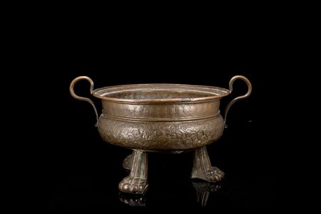 Bacile tripode biansato in rame sbalzato a scaglie e bugnature, piedi a zampe...