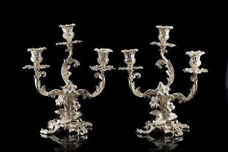 * Coppia di candelabri in argento a tre fiamme. Padova, sec. XX. Argentiere...