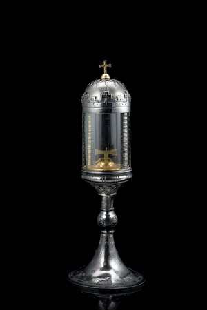 Ostensorio ambrosiano in argento sbalzato e brunito; base circolare decorata...