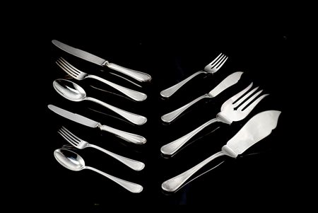 Servizio di posate da dodici persone in argento in stile inglese composto da...