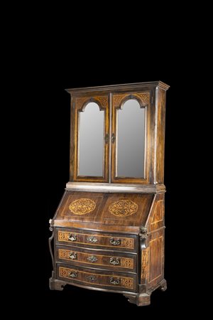 Mobile ribalta intarsiato a volute, motivi vegetali e filettato. Fronte mosso...