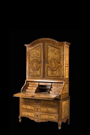 Mobile a due corpi in noce e radica decorato a specchiature e filettature....