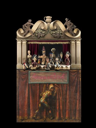 Teatro dei burattini da Commedia dell'Arte in legno intagliato e laccato a...