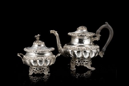 Teiera e zuccheriera in argento con corpo a balaustro, baccellato e decorato...