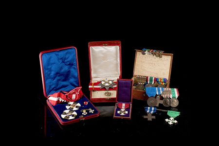 Lotto composto da un'insegna da cavaliere della Corona d'Italia in oro,...