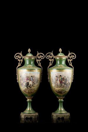 Manifattura francese, fine sec. XIX. Coppia di vasi biansati in porcellana a...