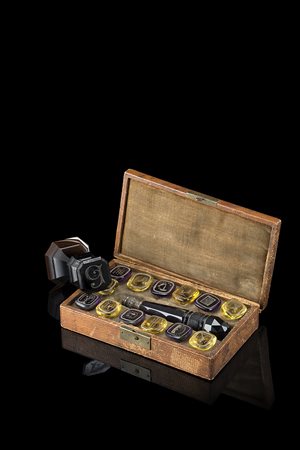 Lotto composto da curioso astuccio ricoperto in marocchino contenente un...