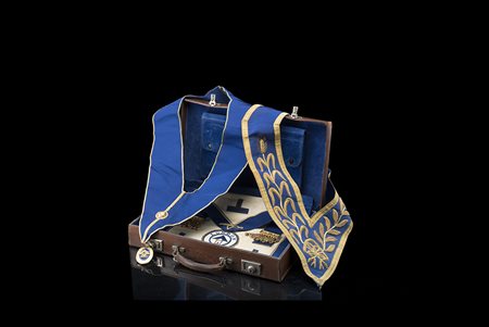 Apparato massonico della Loggia di Londra contenuto in valigia in cuoio....