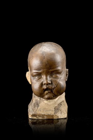 Antica statuetta raffigurante una testa di bimbo in terracotta riassemblata...