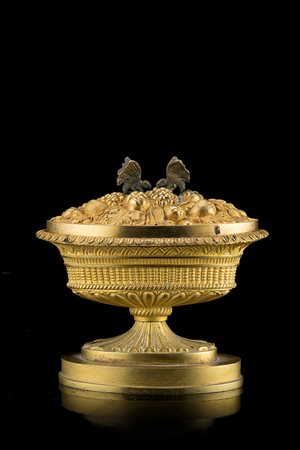 Calamaio in bronzo a forma di coppa ovale. Base cesellata con decori diversi,...