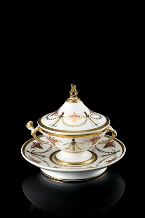 Tazza da brodo con piatto in porcellana in forma neoclassica con bordure a...