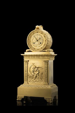 ANONIMO Pendola in bronzo dorato decorata con scena in basso rilievo con...