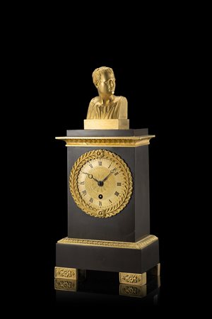 ANONIMO Pendola in bronzo dorato e brunito decorata con mezzo busto di...