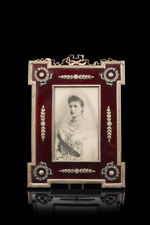 Cornice in oro 14K, smalto traslucido rosso e diamanti; di forma rettangolare...