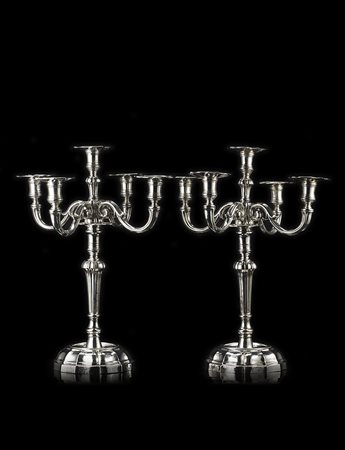 Coppia di candelabri in argento a cinque fiamme, scanalati, costolati e...