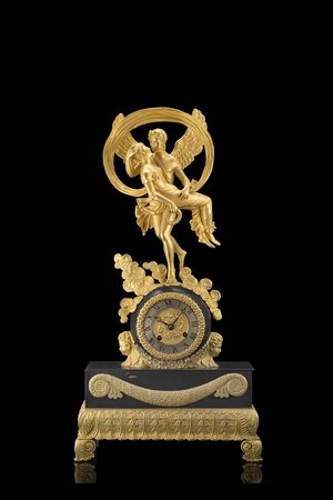 ANONIMO Pendola in bronzo brunito sormontata da Amore e PsicheAnni 1820/1830...