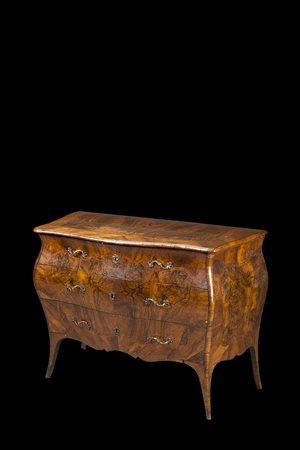 Comò in noce e radica a tre cassetti, fianchi e fronte di forma mossa e...