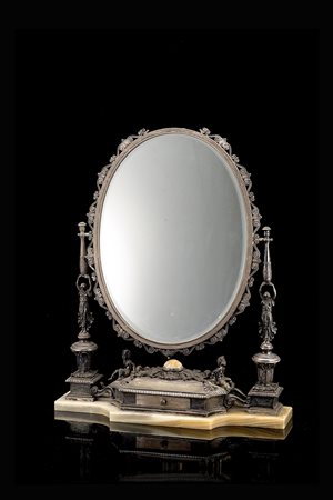 Psiche in argento con cornice di forma ovale e montanti a colonna con...