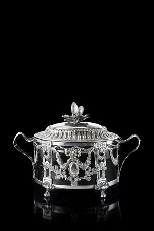 Compostiera in argento, con corpo traforato di forma ovale con montanti a...