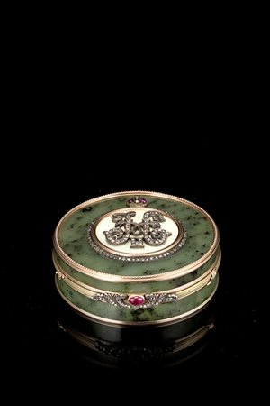 Scatola in pietra dura, oro 14K, diamanti, cabochons e smalto traslucido...