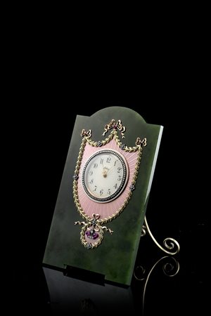 Orologio da scrivania in argento dorato, nefrite, smalto traslucido rosa e...
