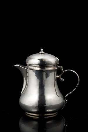 Cuccuma in argento con corpo a balaustro e coperchio bombato, lisci;...