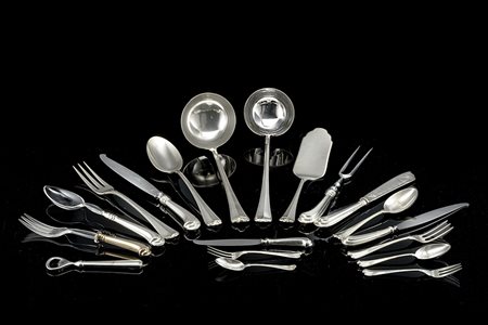 Servizio di posate in argento San Marco composto da: sedici forchette da...