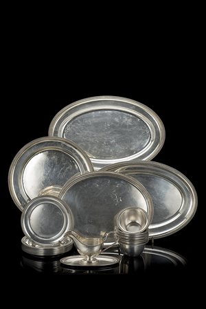 Parte di servizio da tavola in argento con bordi decorati a palmette composto...