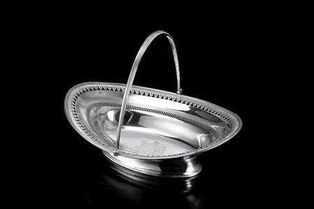 Cestino portapane in argento di forma ovale; fondo liscio inciso con stemma e...