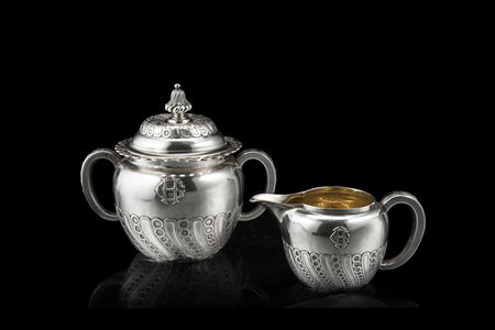 Lattiera e zuccheriera in argento, di forma globulare, decorate con fasce di...