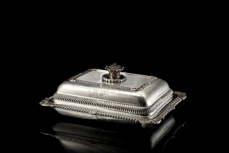 Legumiera in argento di forma rettangolare, decorata con profili a conchiglie...