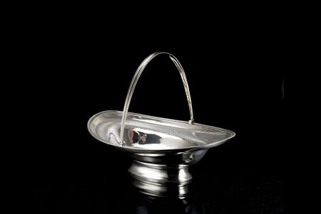 Cestino porta pane in argento, con corpo di forma ovale con fondo liscio...