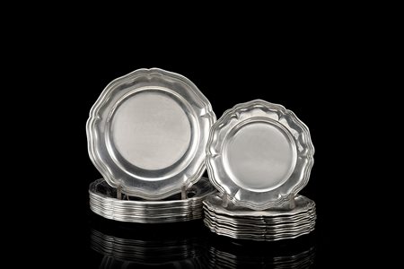 Lotto in argento composto da dodici piatti da dessert e dodici piatti da pane...