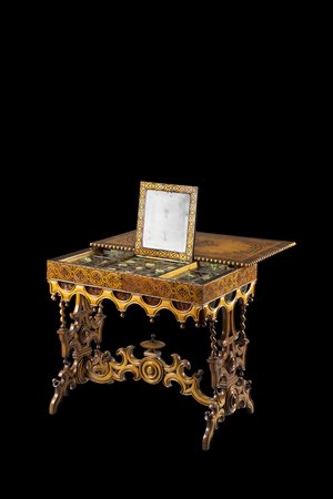 Tavolo da lavoro eclettico con piano e fascia intarsiata a decori geometrici...