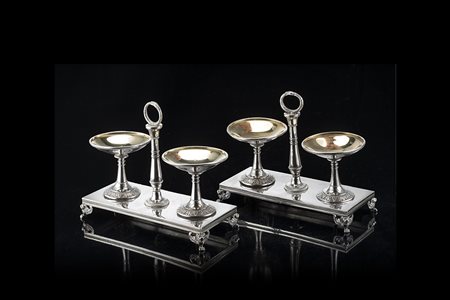 Coppia di saliere doppie in argento con contenitori a pila su base...