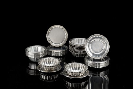 Lotto in argento composto da ventiquattro ciotole lavadita e ventiquattro...