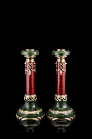 Coppia di candelieri in pietra dura, oro 14K, argento, smalto traslucido...