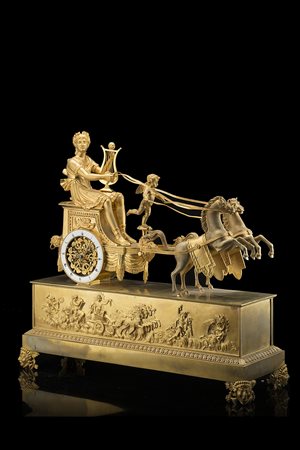 ANONIMO Pendola in bronzo dorato decorata con bigaAnni 1820 circa Movimento...