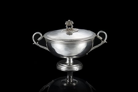 Zuccheriera in argento di forma circolare con coperchio; superficie liscia...