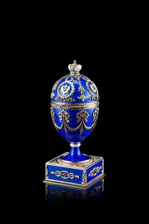 Uovo "imperiale" nello stile di Karl Fabergè, in oro 14K, smalto traslucido...