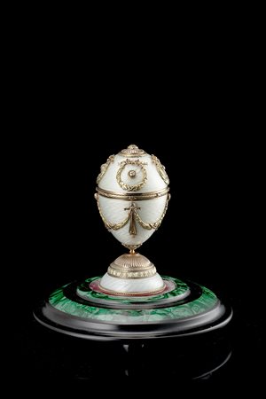 Uovo "imperiale" nello stile di Karl Fabergè, in oro 14K, smalto traslucido...